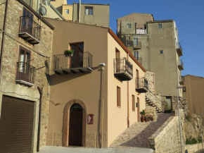 Отель Porta Baciamano  Geraci Siculo